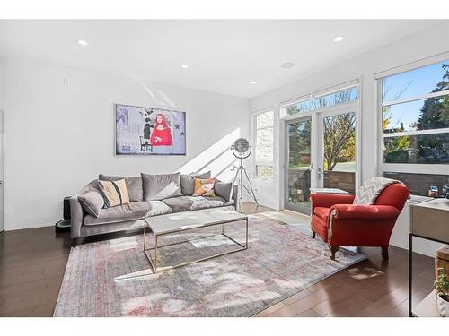 2104 28 Avenue Sw, Calgary, AB - Indoor Photo Showing Living Room