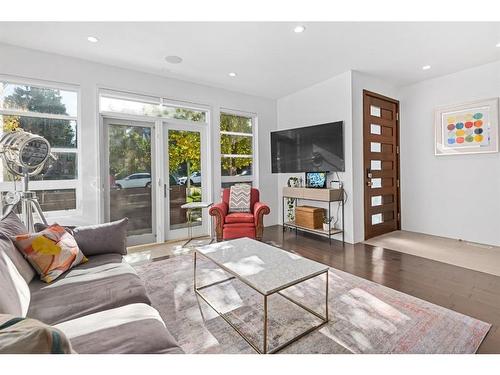 2104 28 Avenue Sw, Calgary, AB - Indoor Photo Showing Living Room