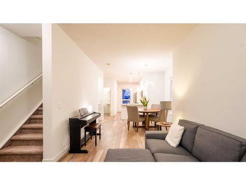 610-15 Evancrest Park Nw, Calgary, AB - Indoor Photo Showing Living Room