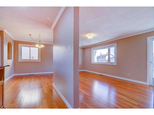 3015 48 Street Ne, Calgary, AB - Indoor Photo Showing Other Room