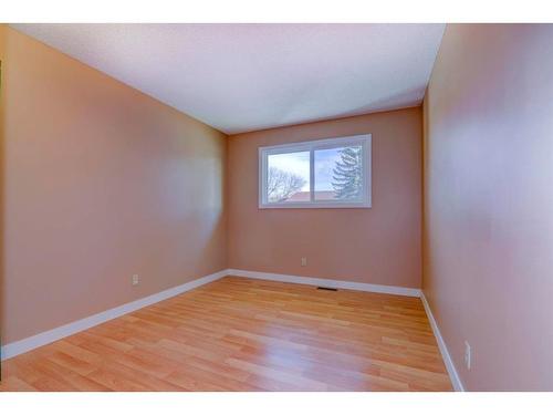 3015 48 Street Ne, Calgary, AB - Indoor Photo Showing Other Room