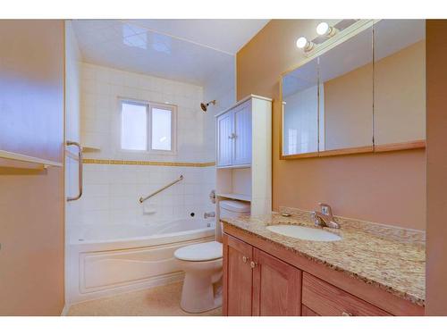 3015 48 Street Ne, Calgary, AB - Indoor Photo Showing Bathroom