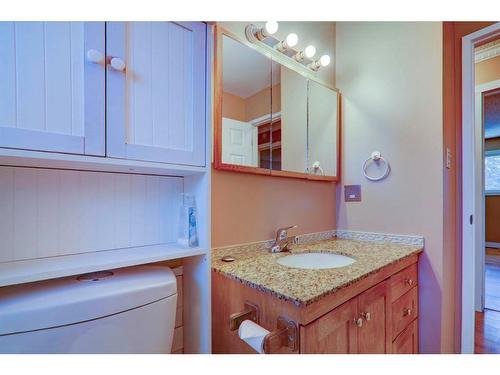 3015 48 Street Ne, Calgary, AB - Indoor Photo Showing Bathroom