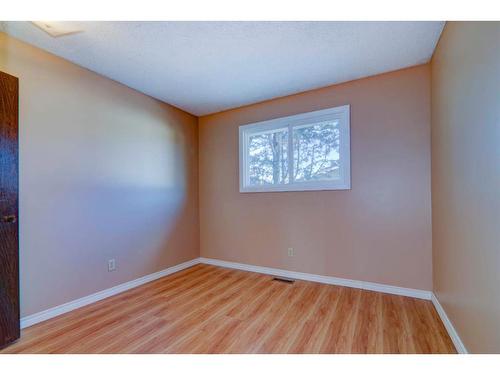 3015 48 Street Ne, Calgary, AB - Indoor Photo Showing Other Room