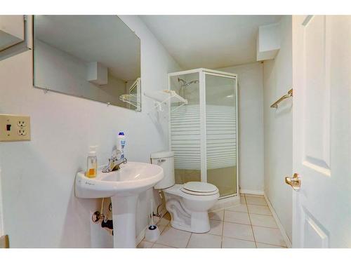 3015 48 Street Ne, Calgary, AB - Indoor Photo Showing Bathroom