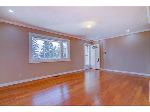 3015 48 Street Ne, Calgary, AB - Indoor Photo Showing Other Room