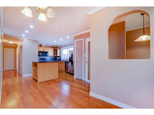 3015 48 Street Ne, Calgary, AB - Indoor Photo Showing Kitchen