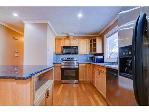 3015 48 Street Ne, Calgary, AB - Indoor Photo Showing Kitchen