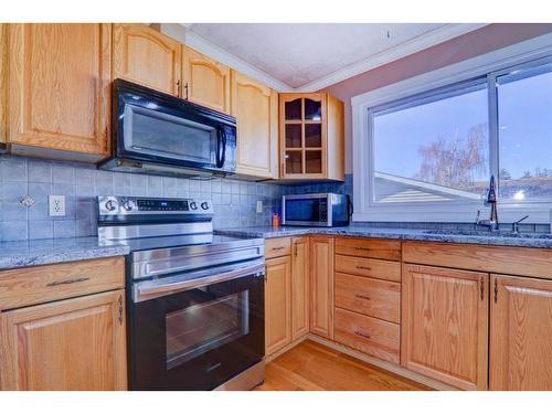 3015 48 Street Ne, Calgary, AB - Indoor Photo Showing Kitchen