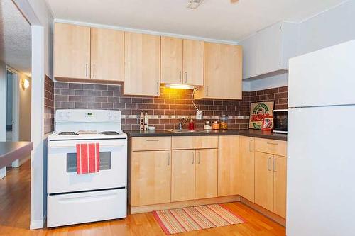 6506 34 Avenue Nw, Calgary, AB - Indoor Photo Showing Kitchen