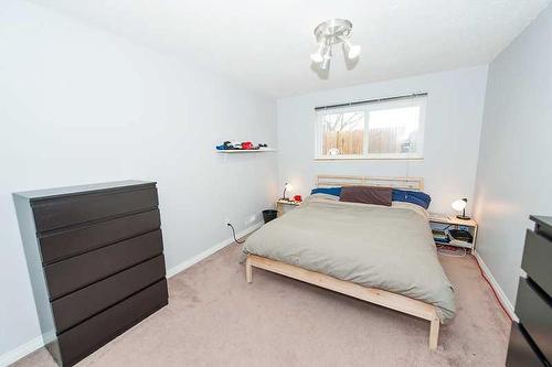 6506 34 Avenue Nw, Calgary, AB - Indoor Photo Showing Bedroom