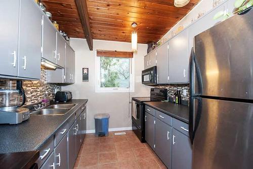 6506 34 Avenue Nw, Calgary, AB - Indoor Photo Showing Kitchen With Double Sink