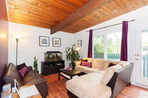 6506 34 Avenue Nw, Calgary, AB - Indoor Photo Showing Living Room