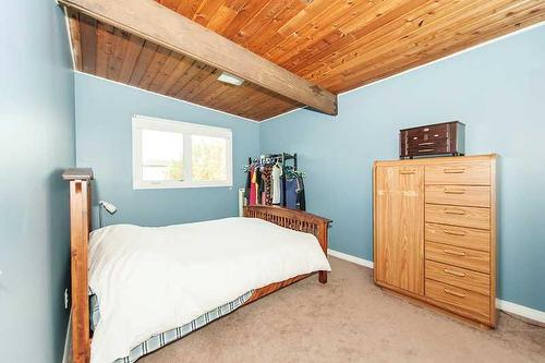 6506 34 Avenue Nw, Calgary, AB - Indoor Photo Showing Bedroom