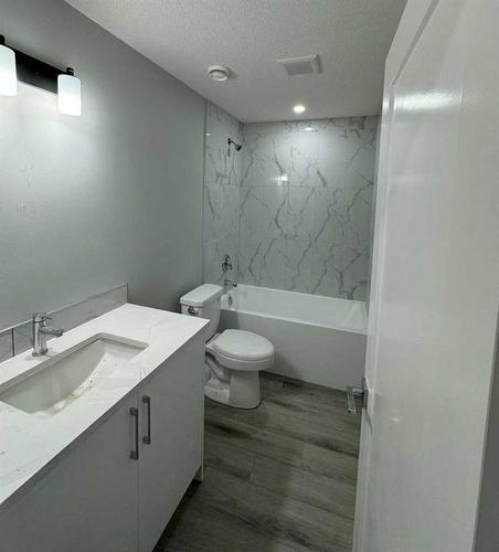 612 Dawson Drive, Chestermere, AB - Indoor Photo Showing Bathroom