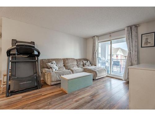 1417-10 Prestwick Bay Se, Calgary, AB - Indoor Photo Showing Living Room