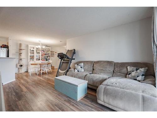 1417-10 Prestwick Bay Se, Calgary, AB - Indoor Photo Showing Living Room