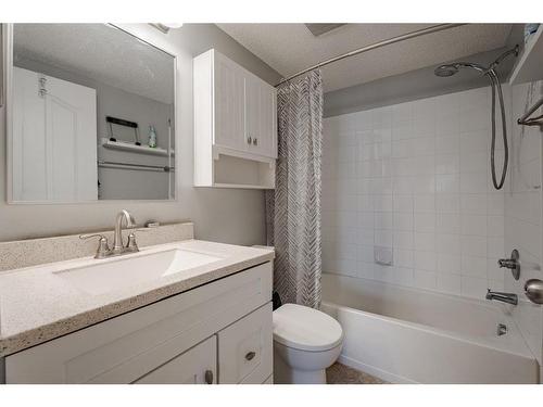 1417-10 Prestwick Bay Se, Calgary, AB - Indoor Photo Showing Bathroom