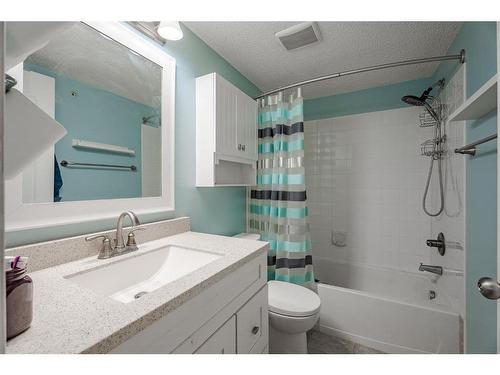 1417-10 Prestwick Bay Se, Calgary, AB - Indoor Photo Showing Bathroom