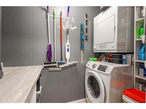 1417-10 Prestwick Bay Se, Calgary, AB - Indoor Photo Showing Laundry Room