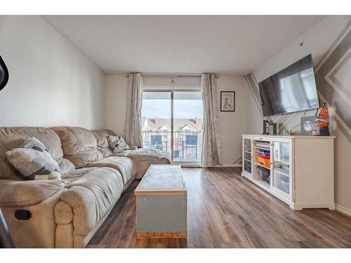 1417-10 Prestwick Bay Se, Calgary, AB - Indoor Photo Showing Living Room