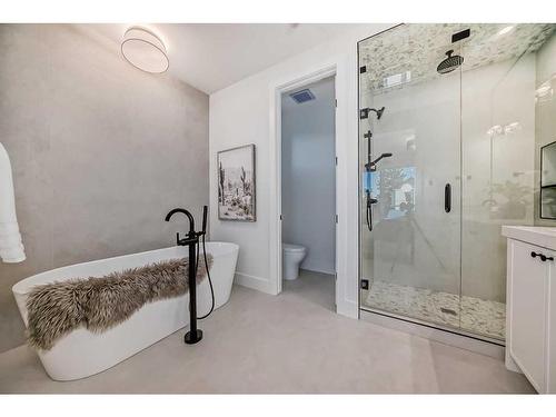 4129 19 Street Sw, Calgary, AB - Indoor Photo Showing Bathroom