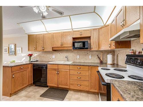 231-7229 Sierra Morena Boulevard Sw, Calgary, AB - Indoor Photo Showing Kitchen