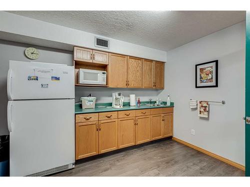 231-7229 Sierra Morena Boulevard Sw, Calgary, AB - Indoor Photo Showing Kitchen