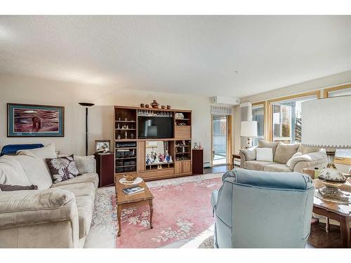 231-7229 Sierra Morena Boulevard Sw, Calgary, AB - Indoor Photo Showing Living Room