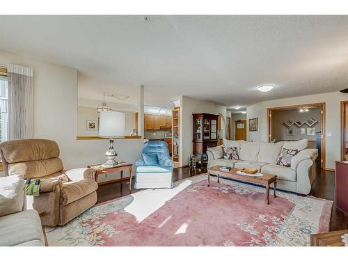 231-7229 Sierra Morena Boulevard Sw, Calgary, AB - Indoor Photo Showing Living Room