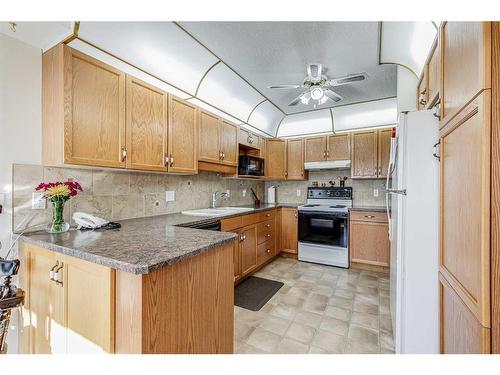 231-7229 Sierra Morena Boulevard Sw, Calgary, AB - Indoor Photo Showing Kitchen