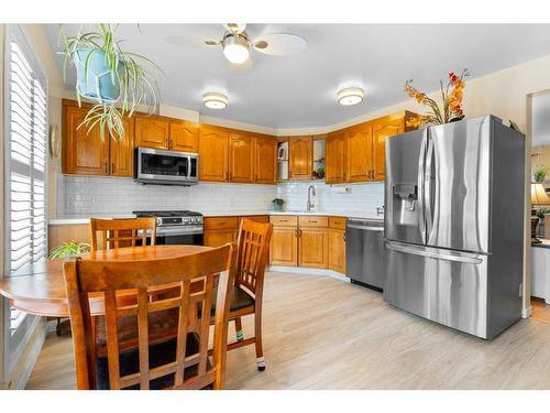 15-900 Allen Street Se, Airdrie, AB - Indoor Photo Showing Kitchen