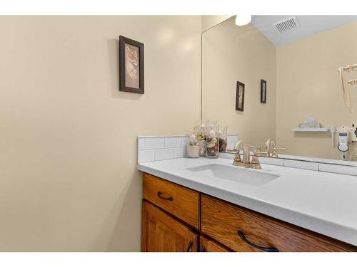 15-900 Allen Street Se, Airdrie, AB - Indoor Photo Showing Bathroom