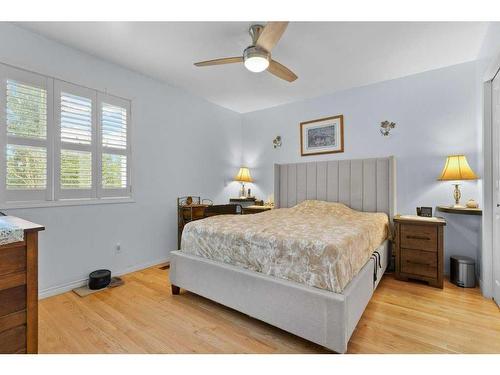 15-900 Allen Street Se, Airdrie, AB - Indoor Photo Showing Bedroom