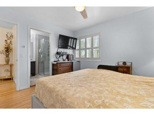 15-900 Allen Street Se, Airdrie, AB - Indoor Photo Showing Bedroom