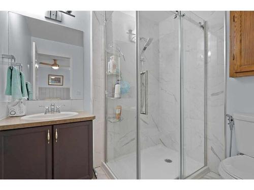 15-900 Allen Street Se, Airdrie, AB - Indoor Photo Showing Bathroom