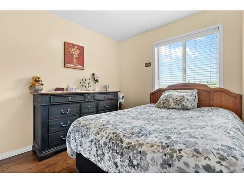 15-900 Allen Street Se, Airdrie, AB - Indoor Photo Showing Bedroom