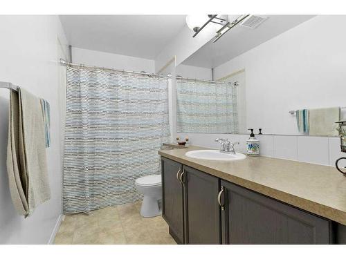 15-900 Allen Street Se, Airdrie, AB - Indoor Photo Showing Bathroom