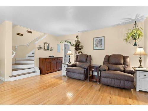 15-900 Allen Street Se, Airdrie, AB - Indoor Photo Showing Living Room