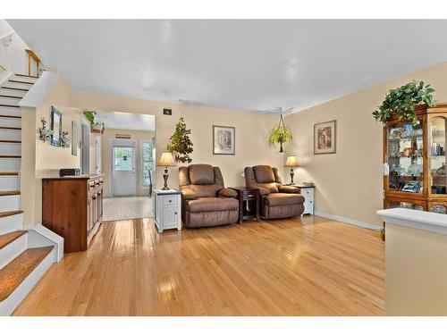 15-900 Allen Street Se, Airdrie, AB - Indoor Photo Showing Living Room