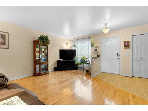 15-900 Allen Street Se, Airdrie, AB - Indoor Photo Showing Living Room