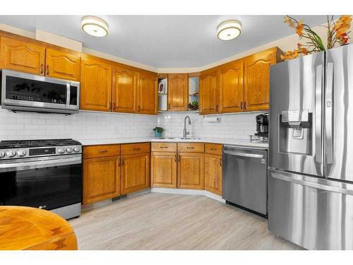 15-900 Allen Street Se, Airdrie, AB - Indoor Photo Showing Kitchen