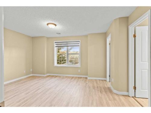 32 Panora Close Nw, Calgary, AB - Indoor Photo Showing Other Room