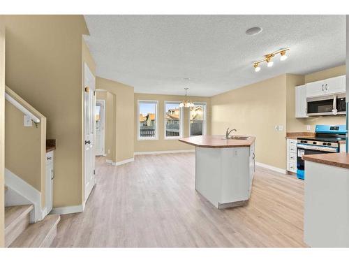 32 Panora Close Nw, Calgary, AB - Indoor Photo Showing Kitchen