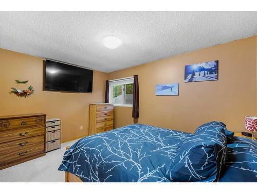 52 Hawkcliff Way Nw, Calgary, AB - Indoor Photo Showing Bedroom