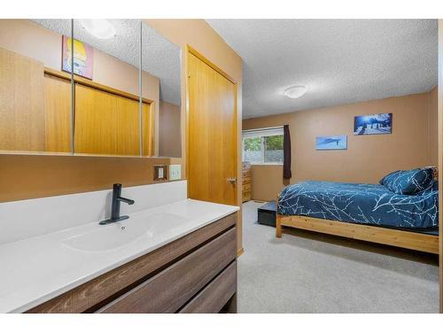 52 Hawkcliff Way Nw, Calgary, AB - Indoor Photo Showing Bedroom