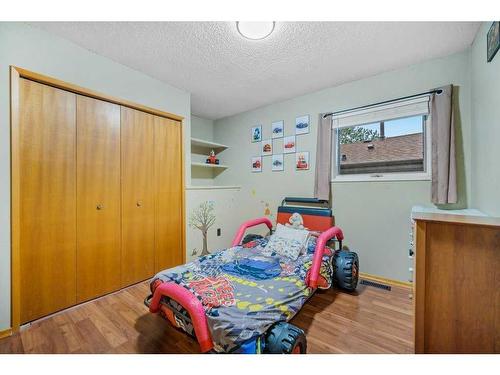 52 Hawkcliff Way Nw, Calgary, AB - Indoor Photo Showing Bedroom