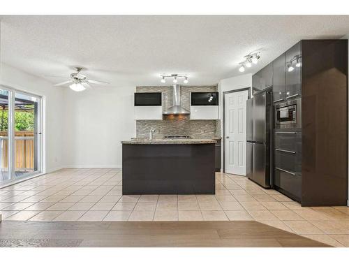 10 Tuscany Meadows Drive Nw, Calgary, AB - Indoor Photo Showing Kitchen