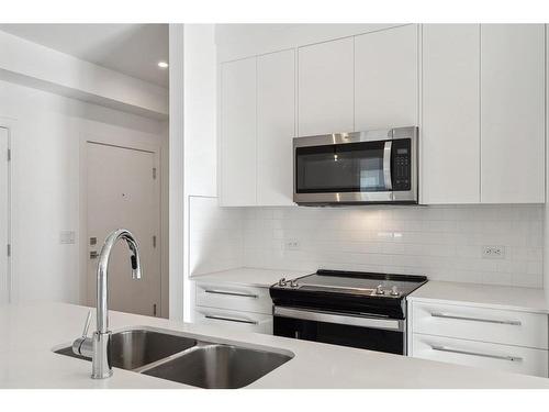 4112-111 Wolf Creek Drive Se, Calgary, AB - Indoor Photo Showing Kitchen With Double Sink With Upgraded Kitchen