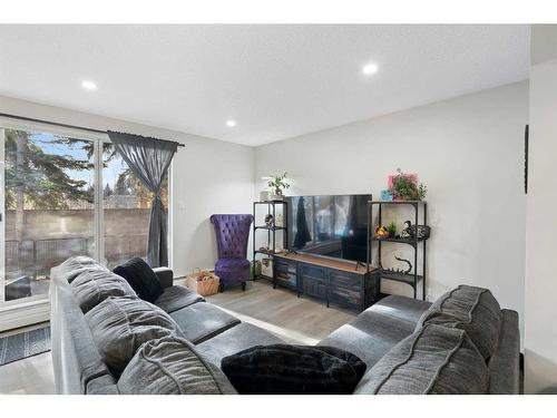 441-1305 Glenmore Trail Sw, Calgary, AB - Indoor Photo Showing Living Room